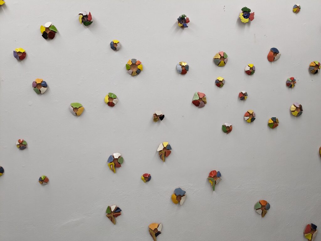 La danza delle api, Millefiori - 2023 installazione, ceramica
