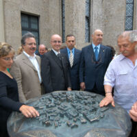 2004 Gallarate Inaugurazione della Scultura per non vedenti Pino Di Gennaro tra Emma Zanella e il Sindaco