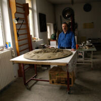 2005 Ritratto con il Modello della Scultura Una città da toccare