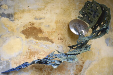 Frammento - 1984 Cartapesta e alluminio cm. h 180 x 254 x 150 Frammento - 1984 Cartapesta e alluminio cm. h 180 x 254 x 150