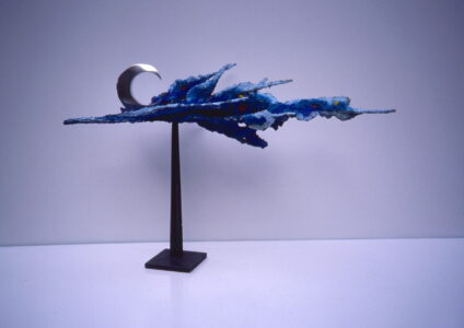 Quarto di Luna - 1985 Cartapesta, alluminio e ferro cm. h 35 x 55 x 25 Quarto di Luna - 1985 Cartapesta, alluminio e ferro cm. h 35 x 55 x 25