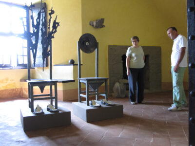 2012 Castello di Zavattarello Conte e Contessa - 1984-2012 Cartapesta, acciaio e piombo 2012 Castello di Zavattarello Conte e Contessa - 1984-2012 Cartapesta, acciaio e piombo