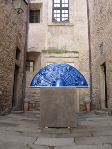 2012 Castello di Zavattarello Sole Nascente - 1997 Poliestere cm. 68 x 155 x 15 2012 Castello di Zavattarello Sole Nascente - 1997 Poliestere cm. 68 x 155 x 15