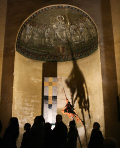 2011 Milano Basilica di San Lorenzo Maggiore Installazione Sagitta - 1984 Cartapesta cm. h 320 x 97 x 110