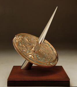 Parabolica - 1999 Bronzo e alluminio cm. h 49 X 37 X 37 Parabolica - 1999 Bronzo e alluminio cm. h 49 X 37 X 37