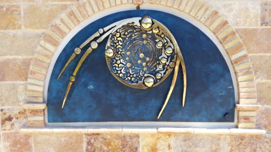 Lunette dello zodiaco famiglia Altobelli - bronzo 115x61x5 cm ingresso esterno casa Altobelli-Dachille Lunette dello zodiaco famiglia Altobelli - bronzo 115x61x5 cm ingresso esterno casa Altobelli-Dachille