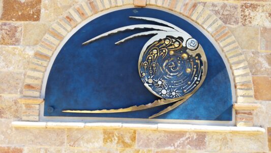 Lunette dello zodiaco famiglia Altobelli - bronzo 115x61x5 cm ingresso esterno casa Altobelli-Dachille Lunette dello zodiaco famiglia Altobelli - bronzo 115x61x5 cm ingresso esterno casa Altobelli-Dachille