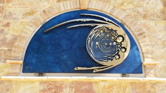 Lunette dello zodiaco famiglia Altobelli - bronzo 115x61x5 cm ingresso esterno casa Altobelli-Dachille Lunette dello zodiaco famiglia Altobelli - bronzo 115x61x5 cm ingresso esterno casa Altobelli-Dachille