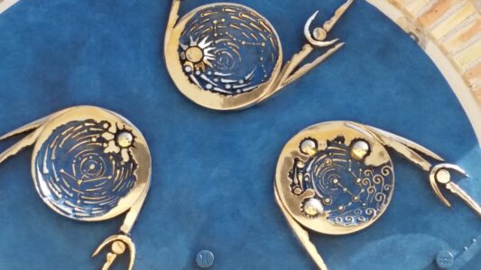 Lunette dello zodiaco famiglia Altobelli - bronzo 115x61x5 cm ingresso esterno casa Altobelli-Dachille Lunette dello zodiaco famiglia Altobelli - bronzo 115x61x5 cm ingresso esterno casa Altobelli-Dachille