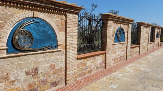 Lunette dello zodiaco famiglia Altobelli - bronzo 115x61x5 cm ingresso esterno casa Altobelli-Dachille Lunette dello zodiaco famiglia Altobelli - bronzo 115x61x5 cm ingresso esterno casa Altobelli-Dachille