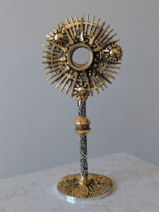 Ostensorio - 2018 ottone argentato e dorato Ostensorio - 2018 ottone argentato e dorato 72x32x32 cm