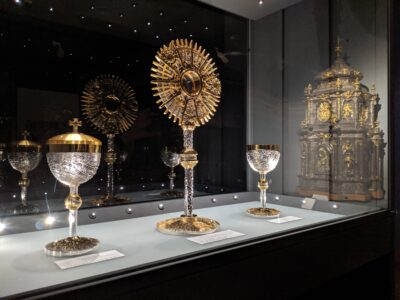 Pisside, Ostensorio, Calice - 2018, Museo del Tesoro, Cattedrale di Troia (FG) Pisside, Ostensorio, Calice - 2018, Museo del Tesoro, Cattedrale di Troia (FG)