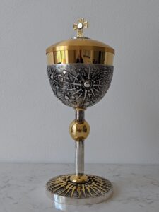 Pisside - 2018 ottone argentato e dorato 35x15x15 cm Pisside - 2018 ottone argentato e dorato 35x15x15 cm