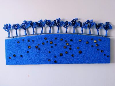 Tra gli ulivi e cielo - 2018 Tra gli ulivi e cielo - 2018 Cartapesta e metallo 80x190x5 cm